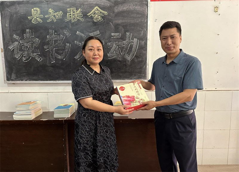 2、知联会会长向崇华向通江县文化馆培训部赠送国学读本.jpg